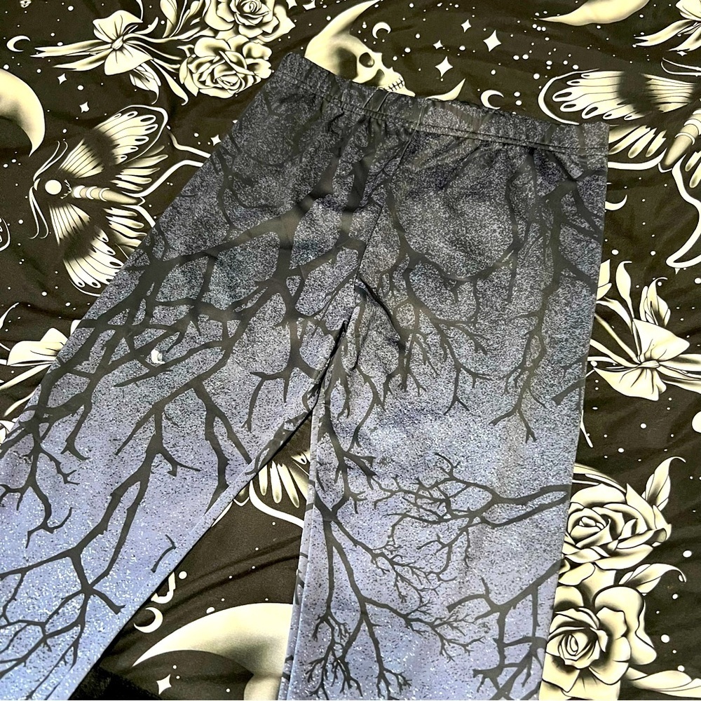 RESTYLE Gray Branches Leggings, Small